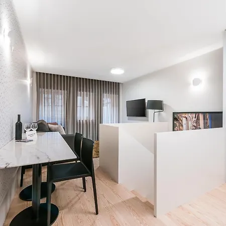 Door 65 - Historical Center Apartment *