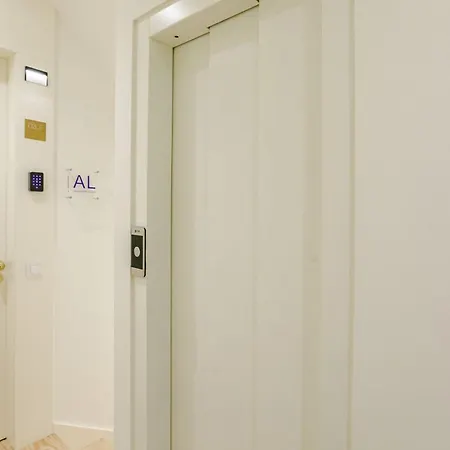Door 65 - Historical Center Apartment